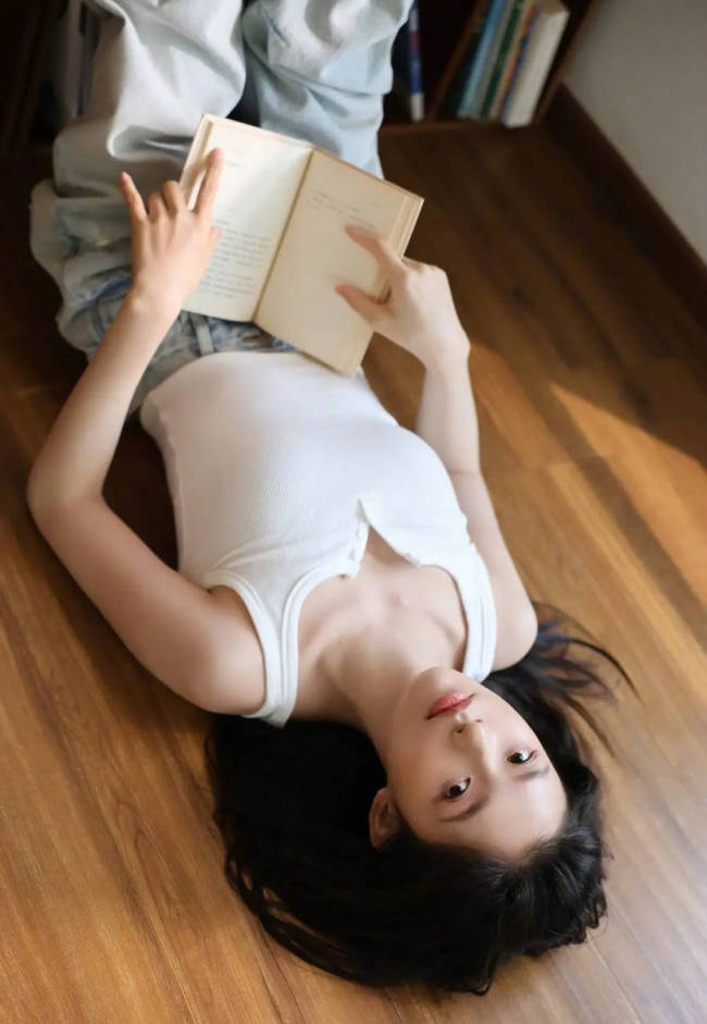 林允穿背心短裤纯欲撩人 手拿相机随性松弛