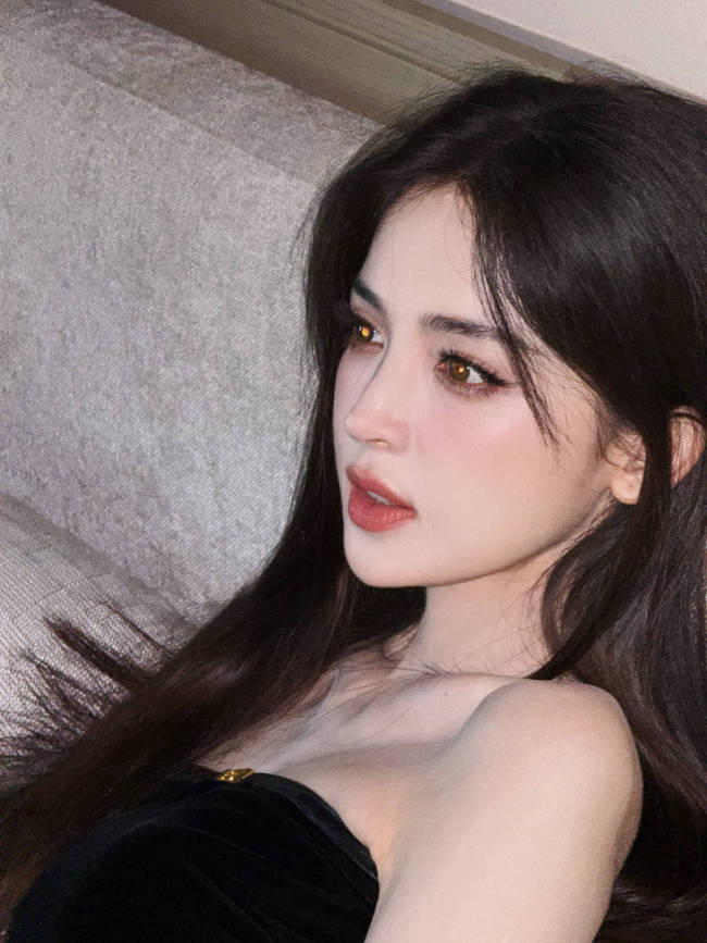 古力娜扎穿黑色抹胸裙妆容精致 气质高贵尽显优雅