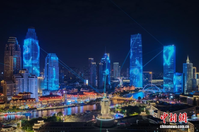 8月22日晚，航拍海河夜景灯光秀。近日，天津“海河之夜”灯光秀上新，以“津钟秀”“津门秀”“津眼秀”三大主题展示了从沙漠驼铃到宇宙星河的多种主题，通过光影讲述中国与世界、历史与未来的故事。2025年上海合作组织峰会将于8月31日至9月1日在天津举行，这将是中国第五次主办上合组织峰会，也将是上合组织成立以来规模最大的一届峰会，届时20多个国家的领导人和10位国际组织负责人将聚首海河之滨。(无人机照片)<a target='_blank' href='/'><p class=
