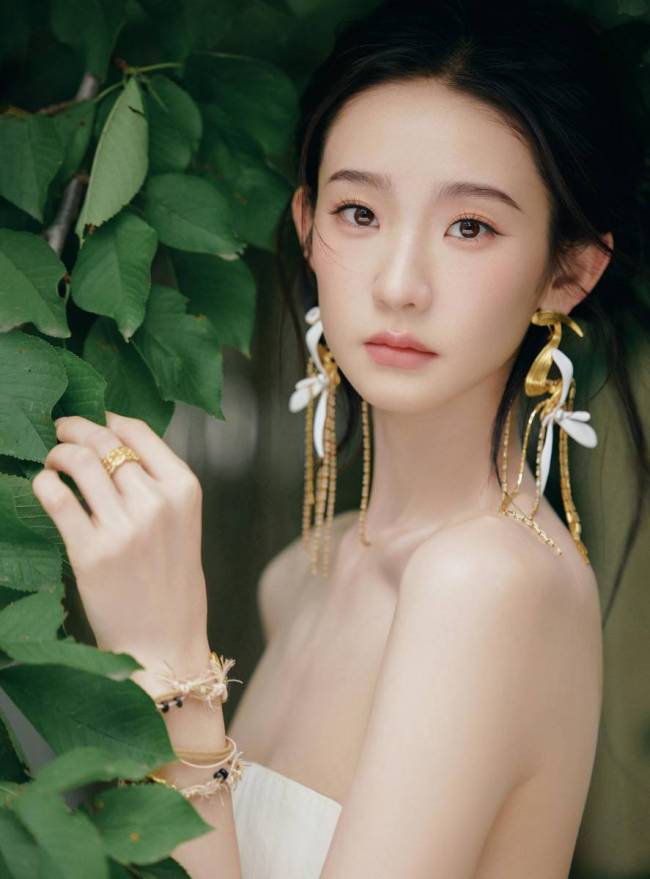张艺凡身着抹胸白裙妆容清透 身姿曼妙娴静惬意