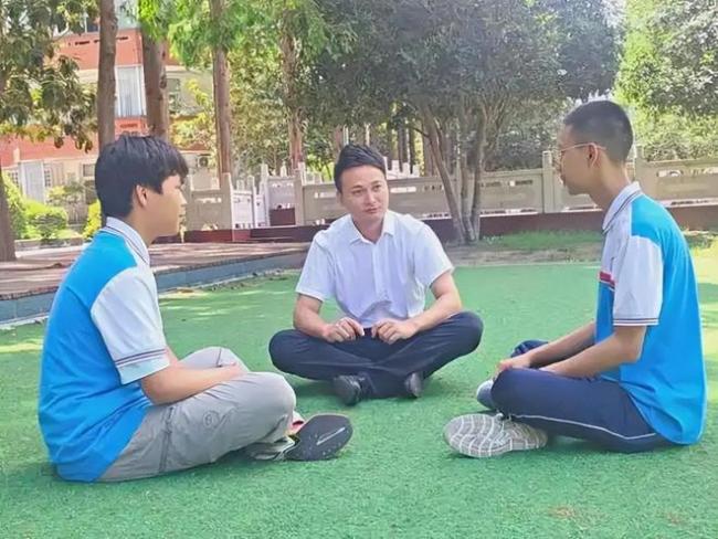 这是什么神仙操作？中学将班主任全部换成男的