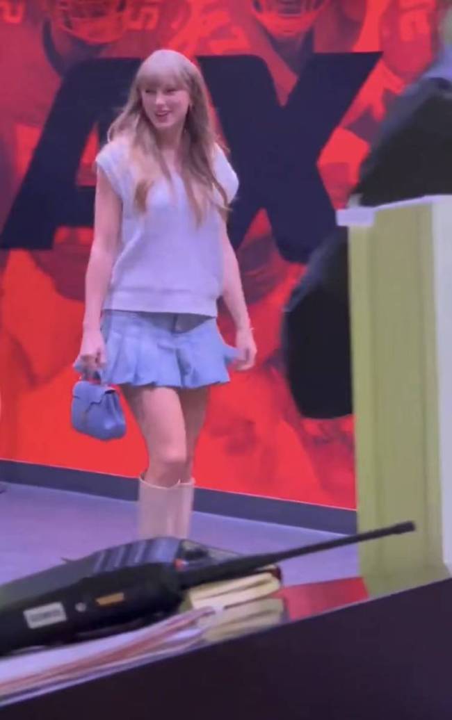 霉霉订婚后首次露面和未婚夫看球赛