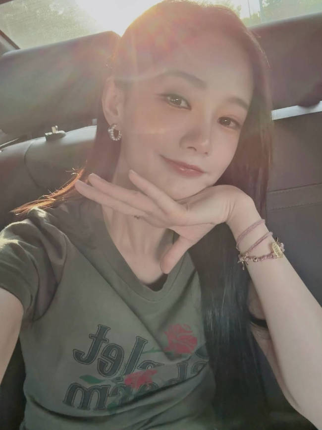 李一桐穿搭休闲坐车里搞怪自拍 笑眼弯弯超级治愈