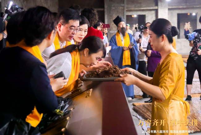 “苏轼”穿越现身2025洋河·双沟开窖节，吟诵《水调歌头·头排几时有》