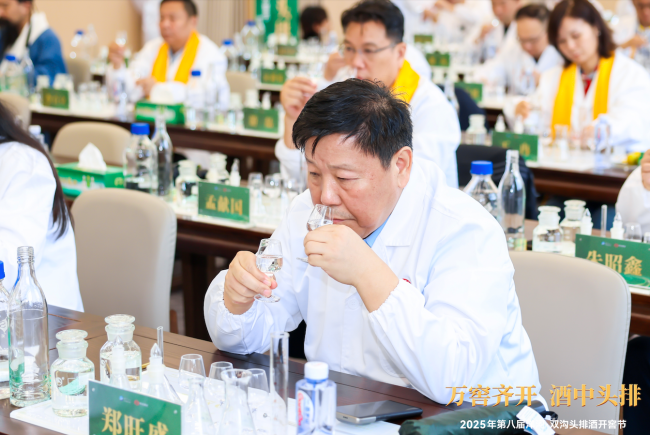 “苏轼”穿越现身2025洋河·双沟开窖节，吟诵《水调歌头·头排几时有》