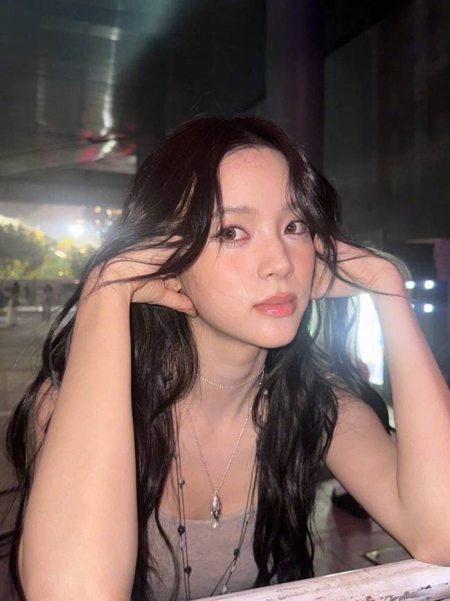 欧阳娜娜更新随拍美照！穿灰色吊带上衣清凉又舒适