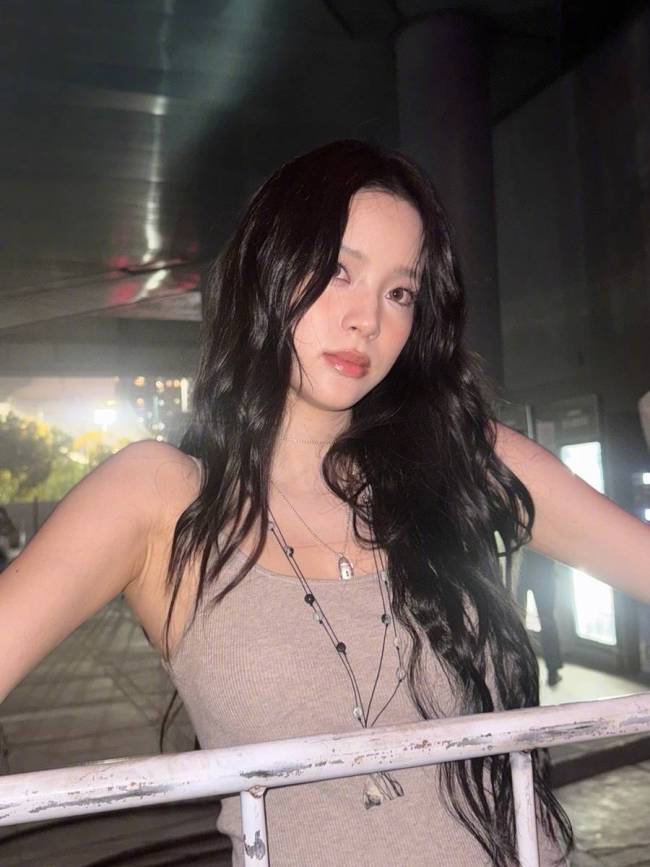 欧阳娜娜更新随拍美照！穿灰色吊带上衣清凉又舒适