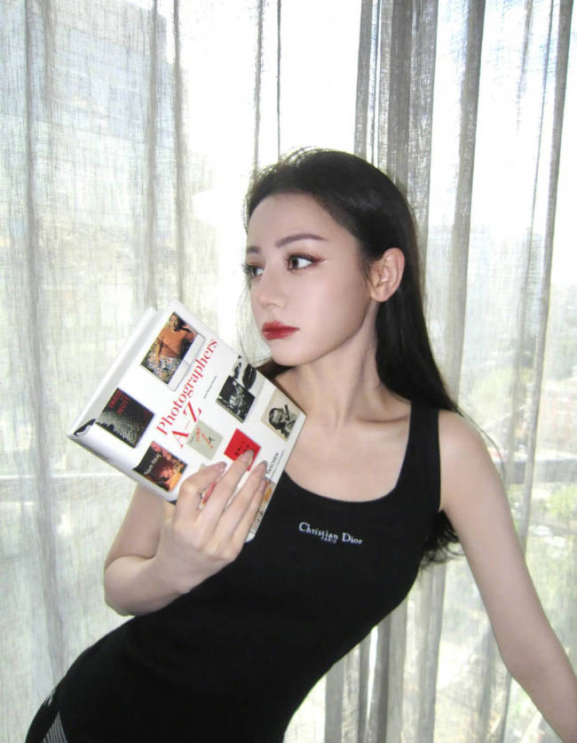 迪丽热巴晒夏日美照！穿黑色背心秀性感“水蛇腰”