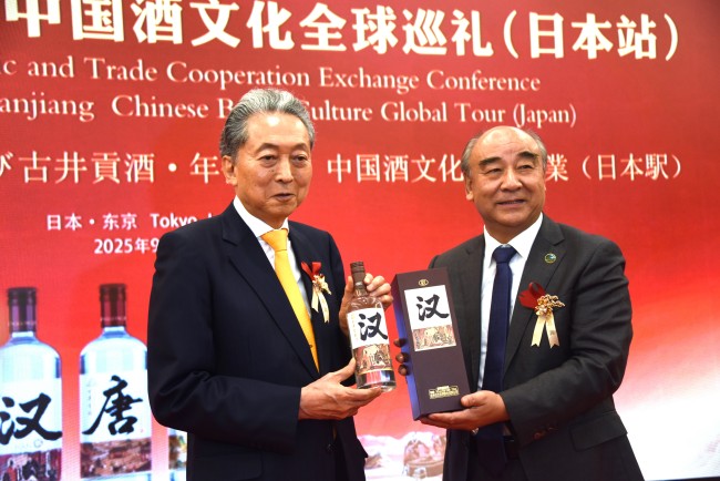 图丨安徽古井集团党委书记、董事长梁金辉向鸠山由纪夫先生赠送古井贡酒「汉唐宋明」系列产品