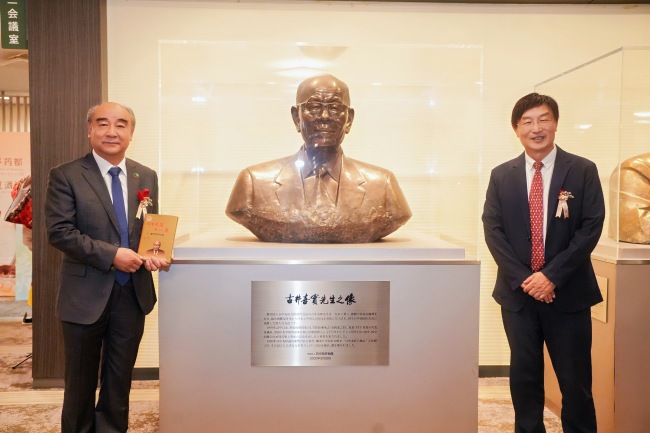 图丨梁金辉手拿珍贵的古井喜实回忆录《日中关系十八年》与黄星原先生，在古井喜实先生雕塑前合影