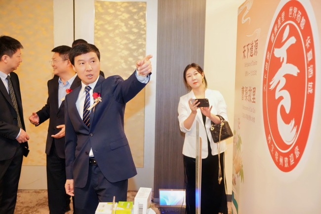 图丨亳州市委常委、副市长钟治峰向嘉宾介绍亳州特色产业