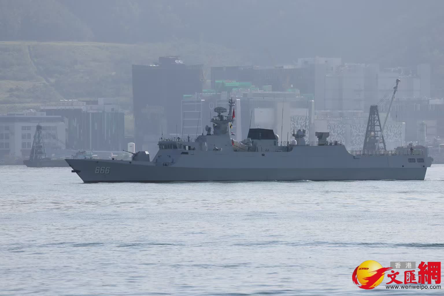 駐防香港的海軍戰艦宿遷艦，舷號666出現於杏花邨位置，( 香港文匯報記者鄧偉明 攝)