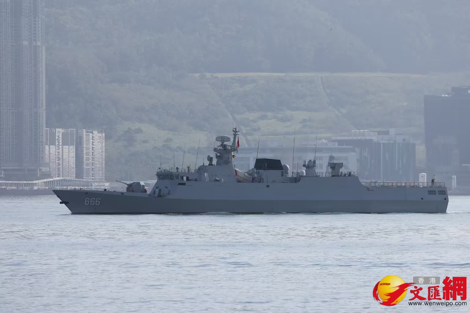 駐防香港的海軍戰艦宿遷艦，舷號666出現於杏花邨位置，( 香港文匯報記者鄧偉明 攝)
