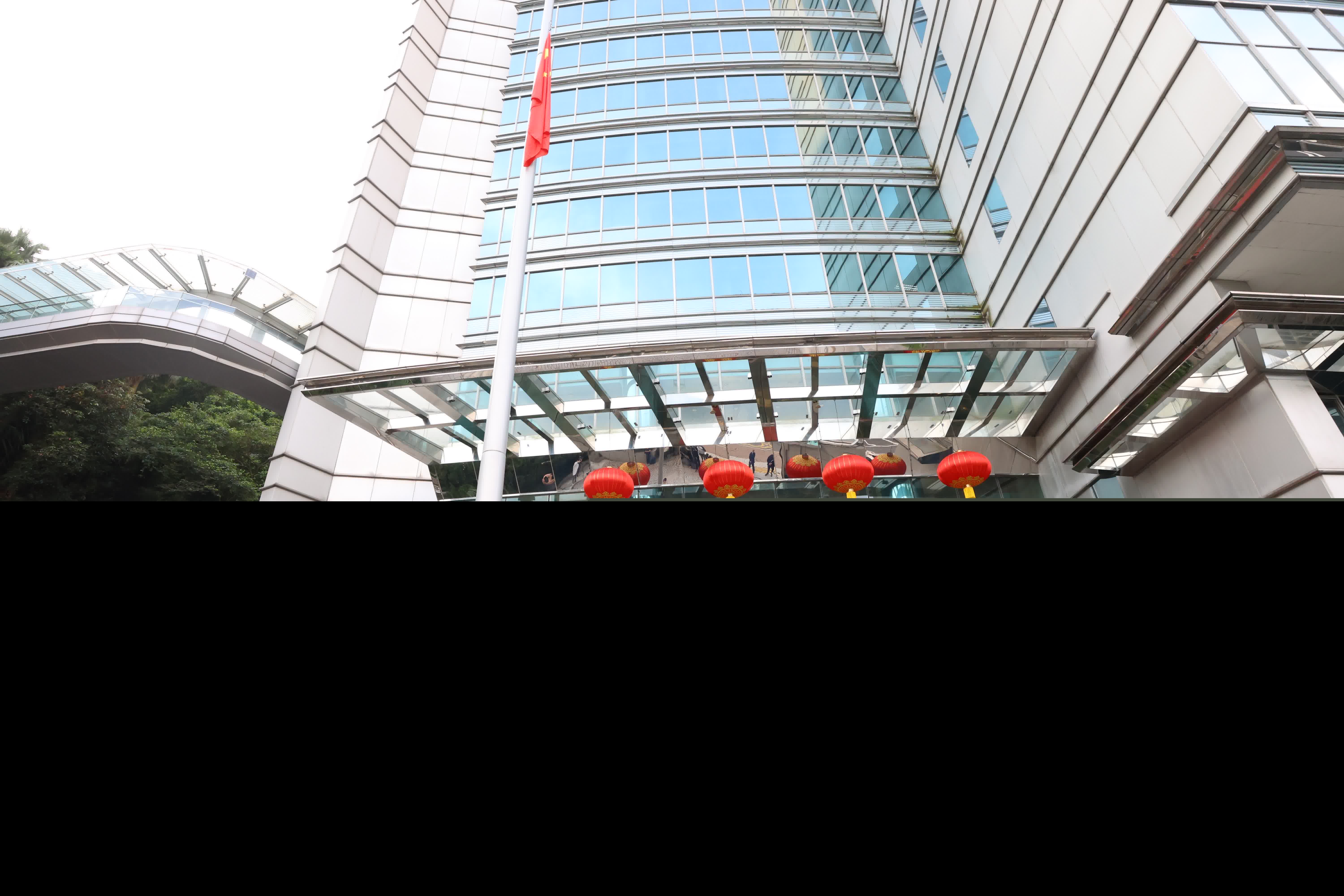 外交部駐港特派員公署舉行升國旗儀式，慶祝中華人民共和國成立76周年。（香港文匯報記者萬霜靈攝）