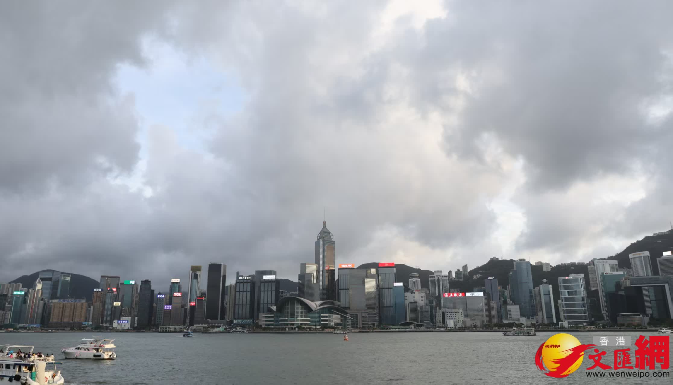 尖沙咀天星碼頭一帶市民出行。（香港文匯報記者 黃艾力 攝）