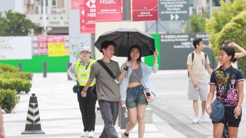 三號風球懸掛　市民打傘出行