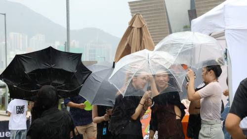 三號強風信號至少維持至今晚10時　市民雨中出行