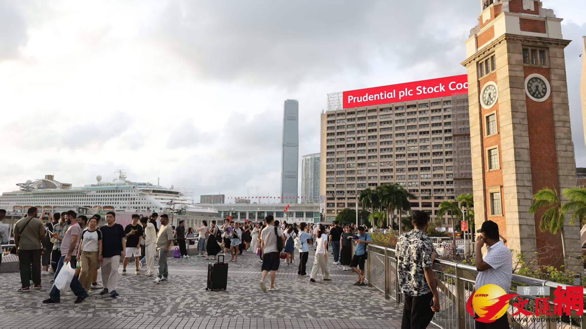 尖沙咀天星碼頭一帶市民出行。（香港文匯報記者 黃艾力 攝）