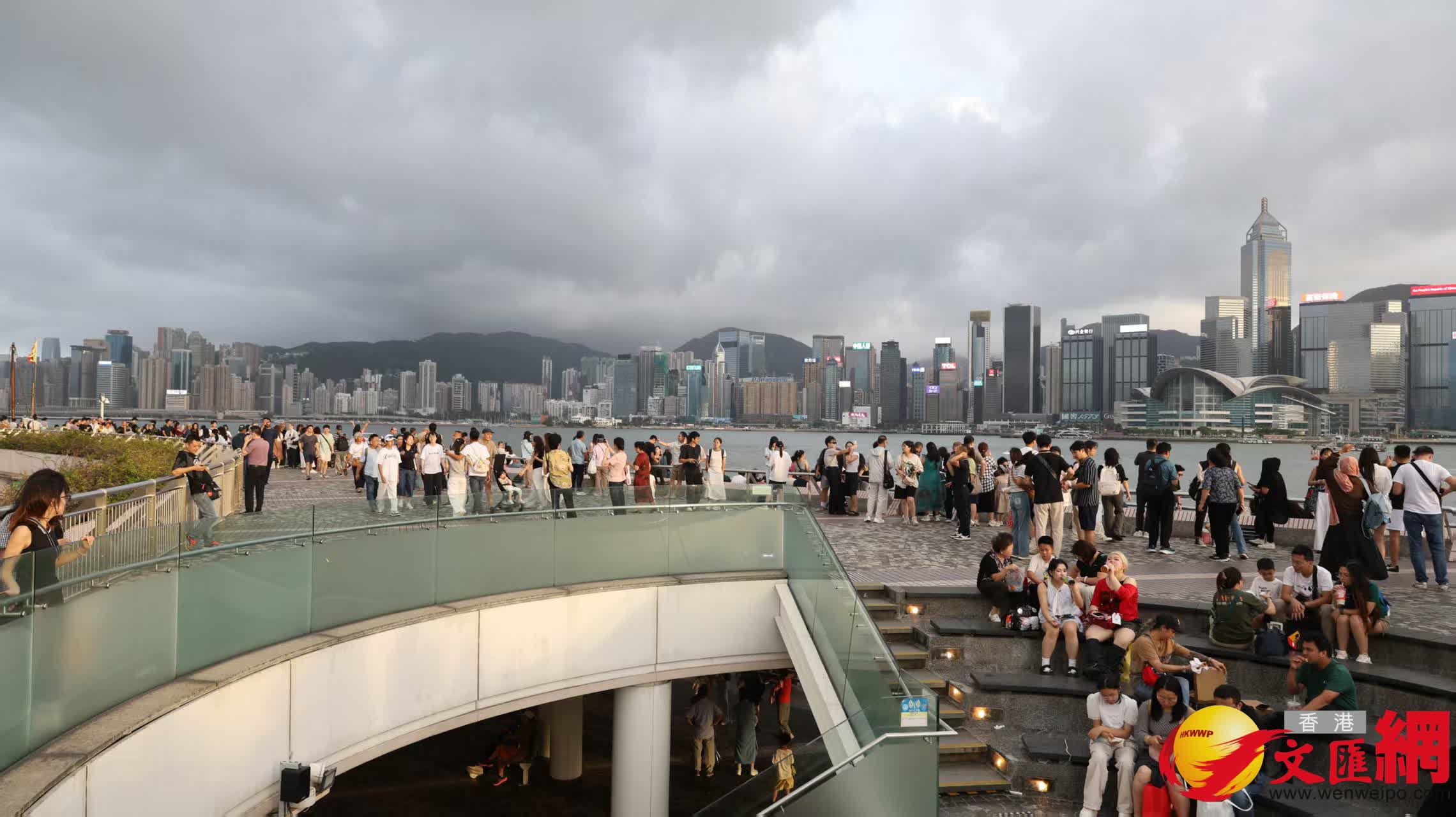 尖沙咀天星碼頭一帶市民出行。（香港文匯報記者 黃艾力 攝）