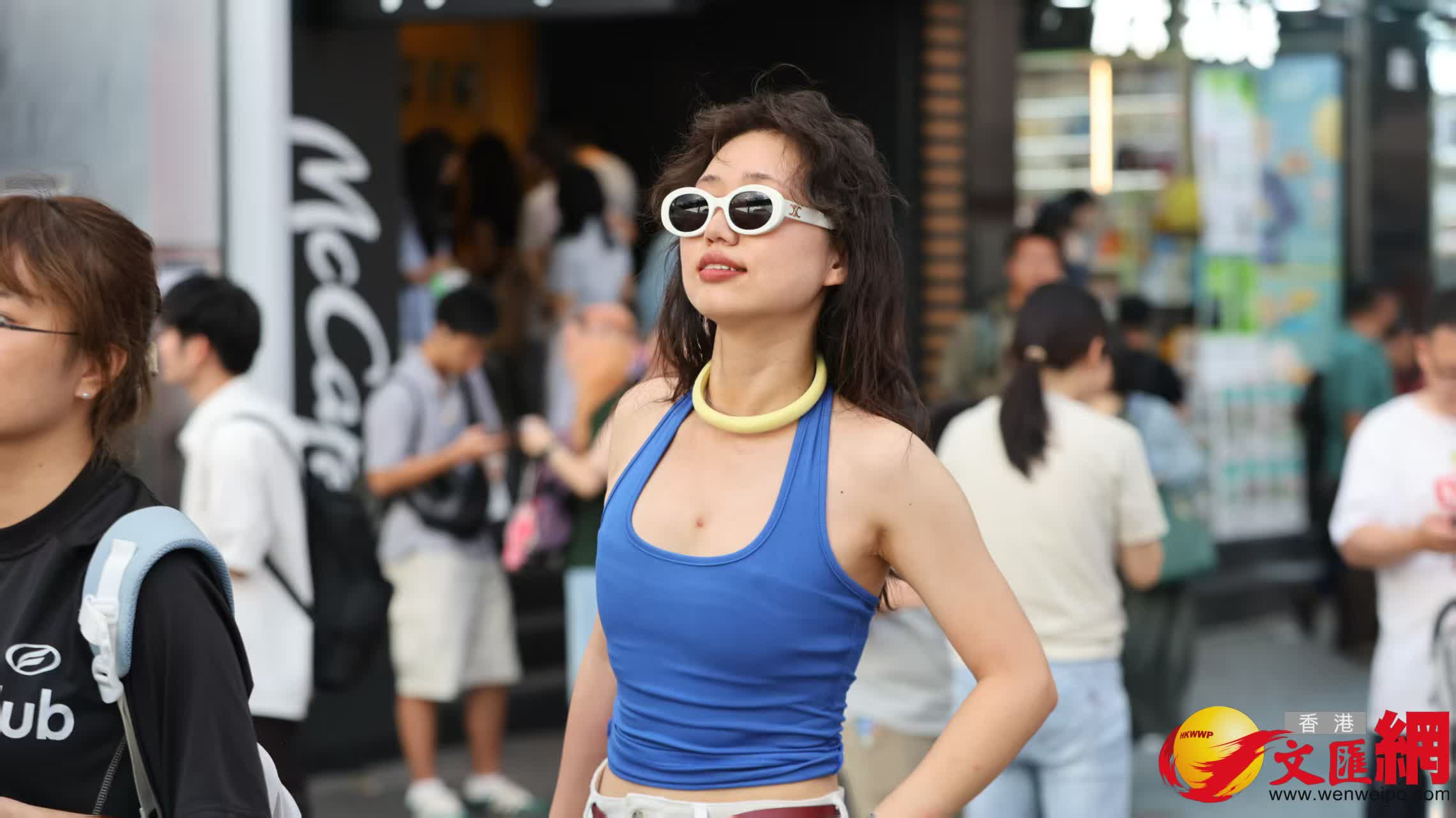 尖沙咀天星碼頭一帶市民出行。（香港文匯報記者 黃艾力 攝）