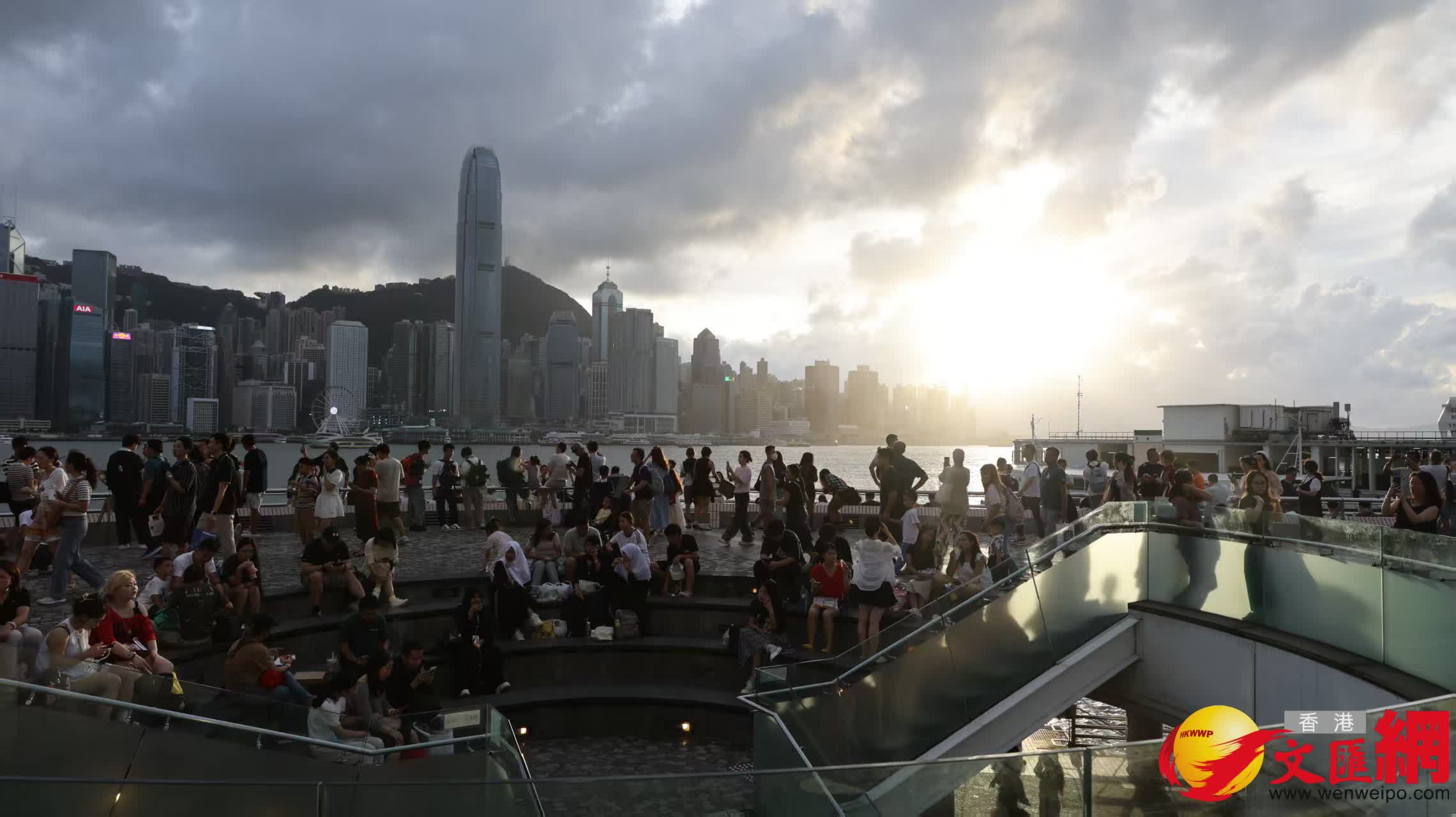 尖沙咀天星碼頭一帶市民出行。（香港文匯報記者 黃艾力 攝）
