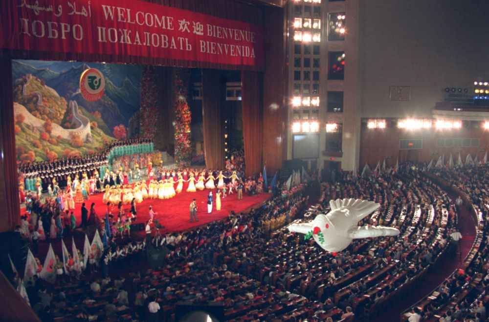1995年9月4日，联合国第四次世界妇女大会在中国北京召开。这是中国政府为联合国第四次世界妇女大会召开在北京人民大会堂举行的欢迎仪式的会场（资料照片）。新华社发