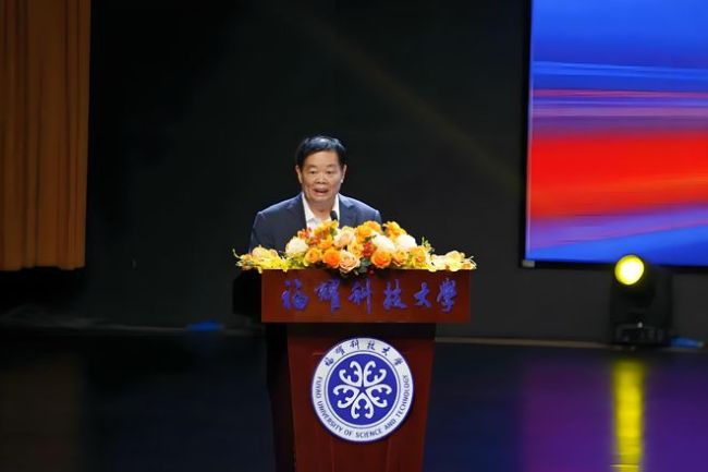 首批只招50大学生却建3240人新型高中？曹德旺的教育棋局引热议