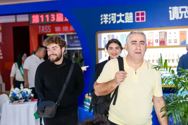 “绵柔浪潮”涌动金陵，洋河尽显2025秋糖东道主待客之道