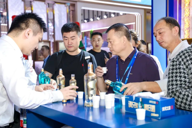 “绵柔浪潮”涌动金陵，洋河尽显2025秋糖东道主待客之道