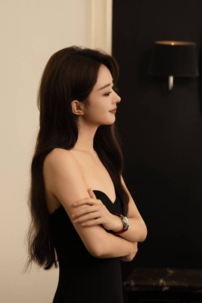 赵丽颖穿黑色抹胸裙大气优雅 长发披肩笑眼动人