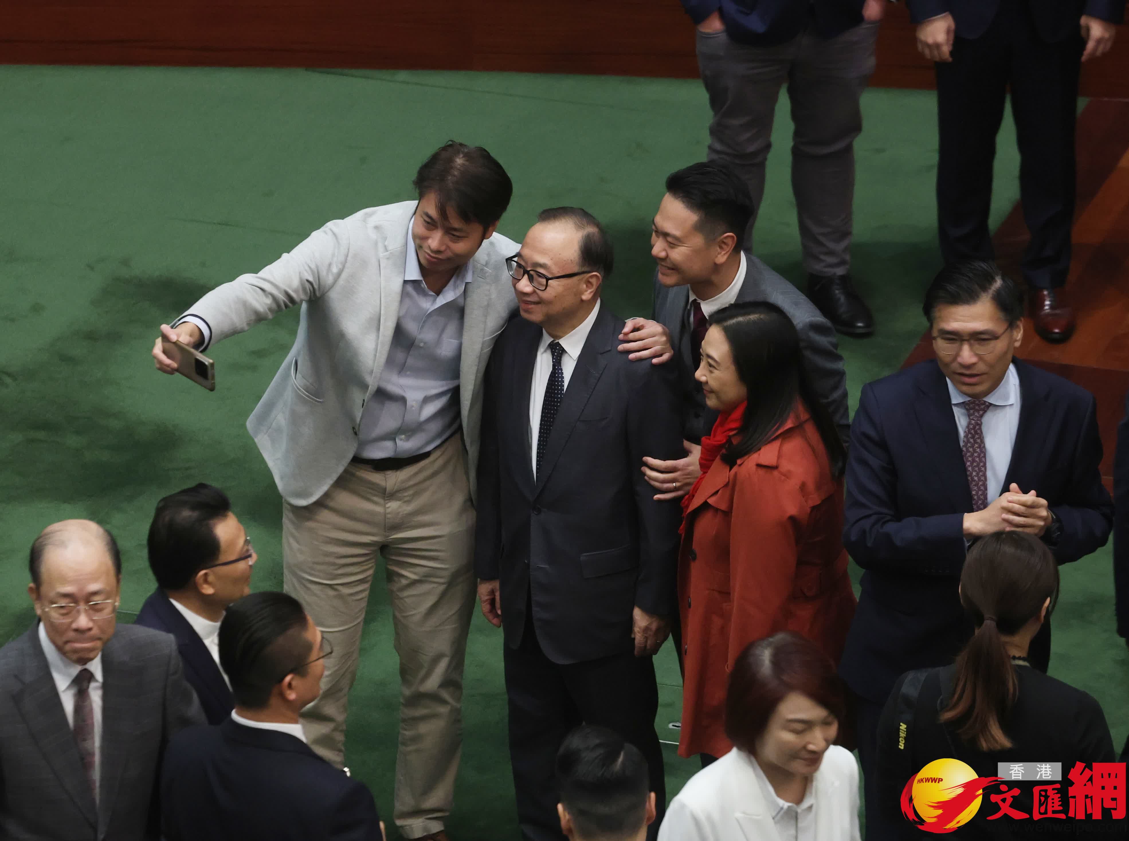 多名議員在議事廳合照（香港文匯報記者郭木又攝）
