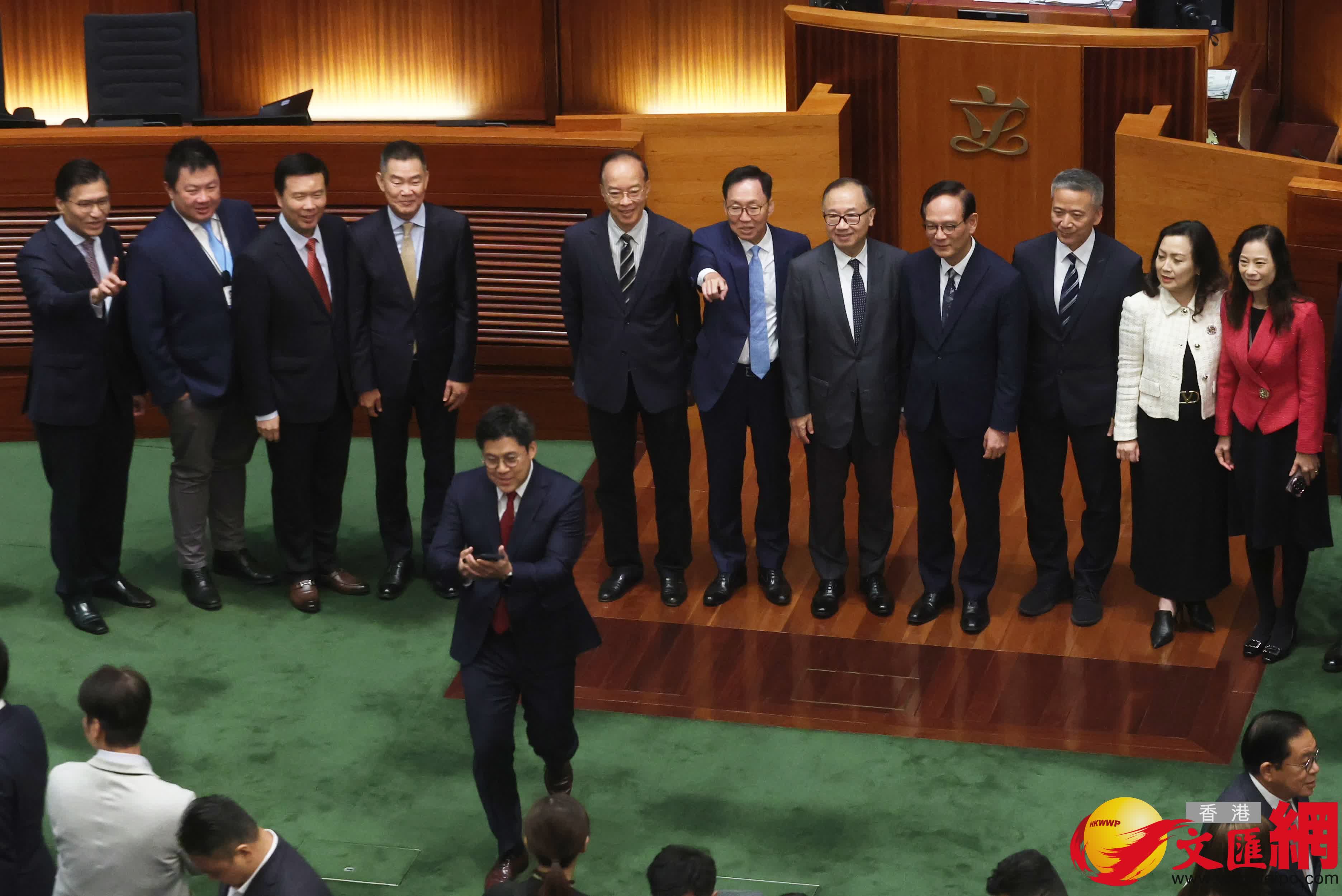 多名議員在議事廳合照（香港文匯報記者郭木又攝）