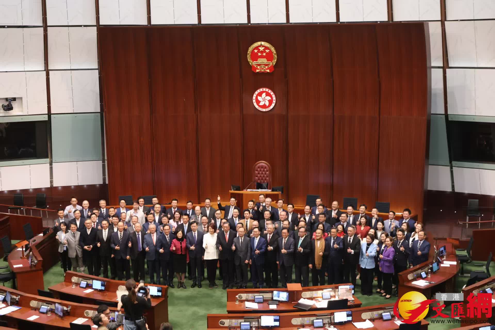 多名議員在議事廳合照（香港文匯報記者黃艾力攝）