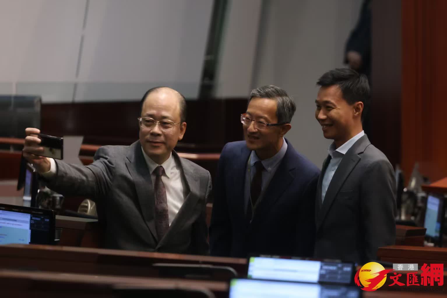多名議員在議事廳合照（香港文匯報記者黃艾力攝）