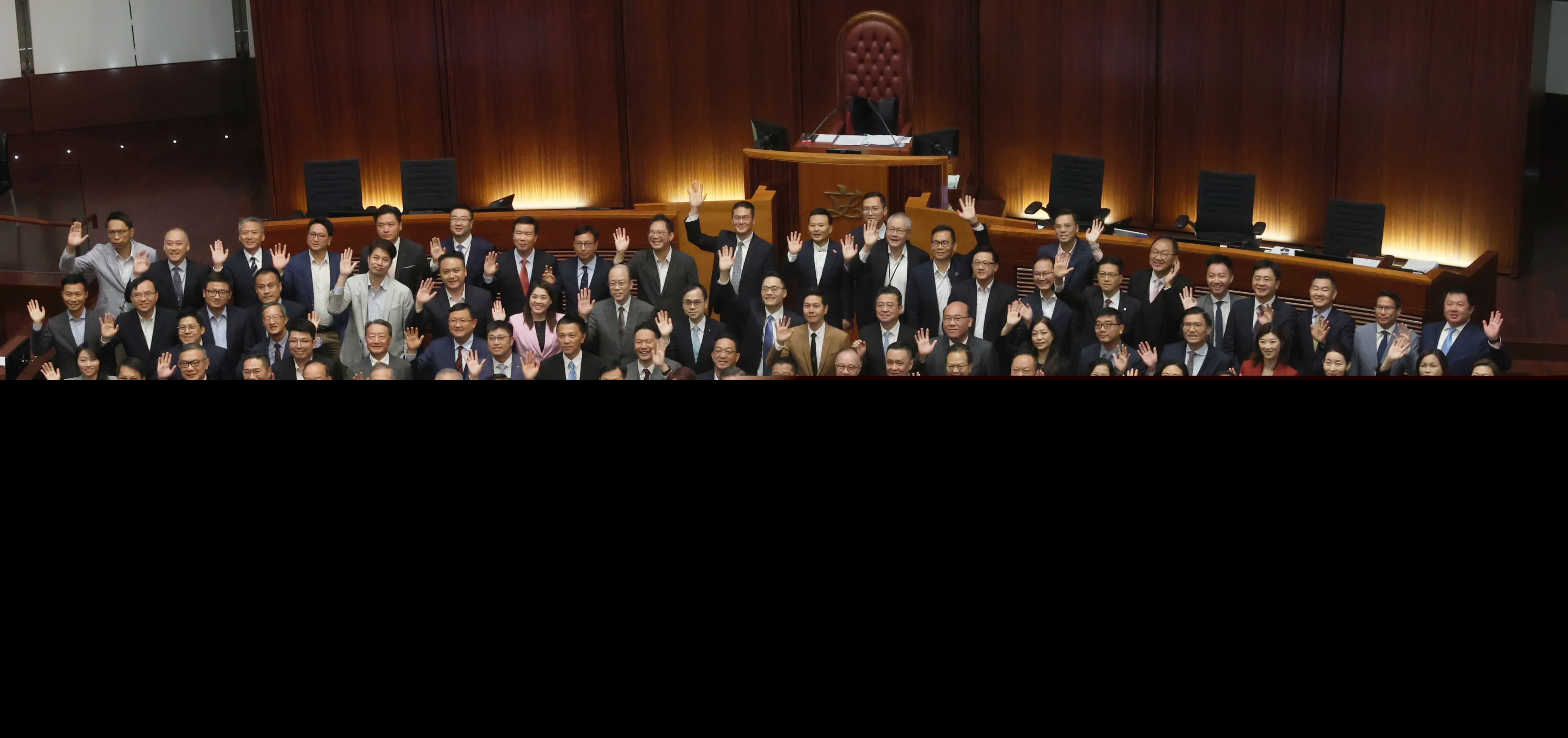 多名議員在議事廳合照（香港文匯報記者郭木又攝）