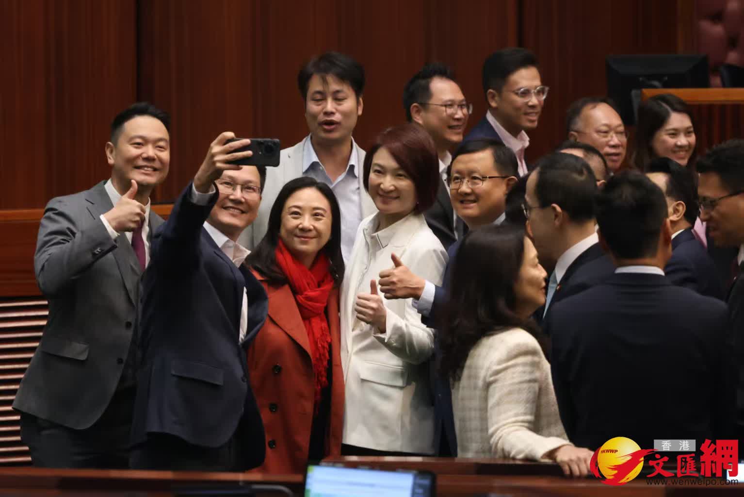 多名議員在議事廳合照（香港文匯報記者黃艾力攝）