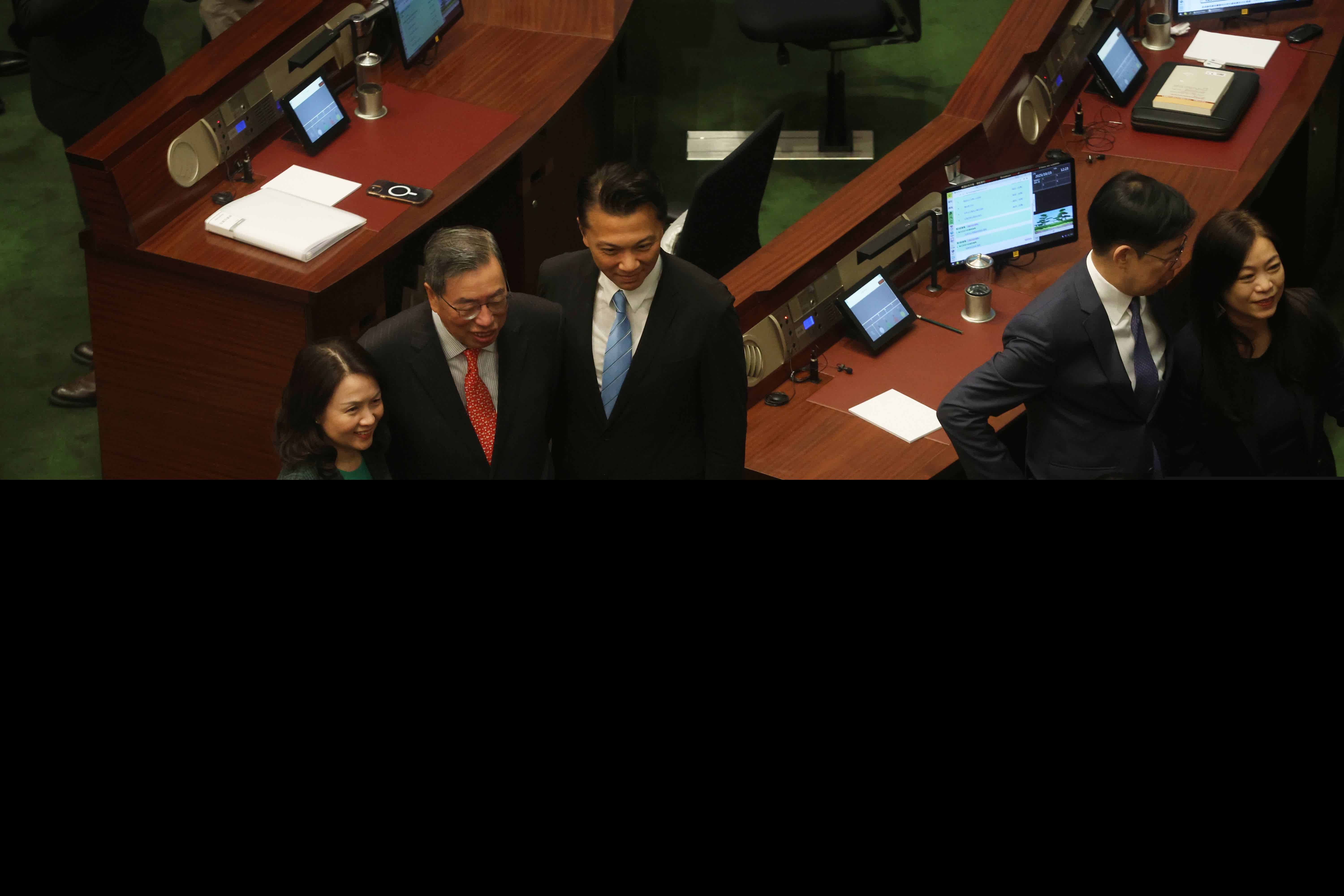 多名議員在議事廳合照（香港文匯報記者郭木又攝）