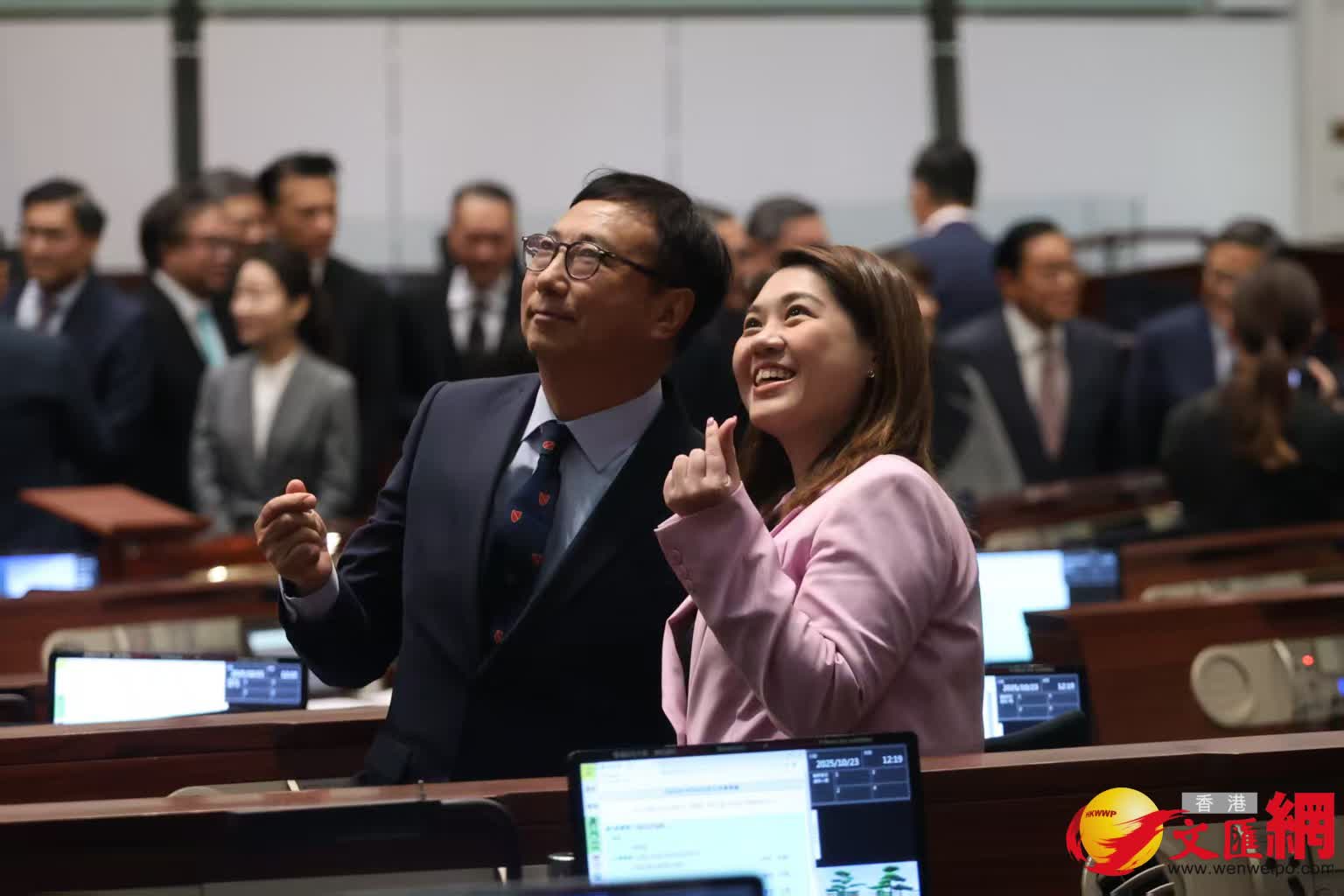 多名議員在議事廳合照（香港文匯報記者黃艾力攝）