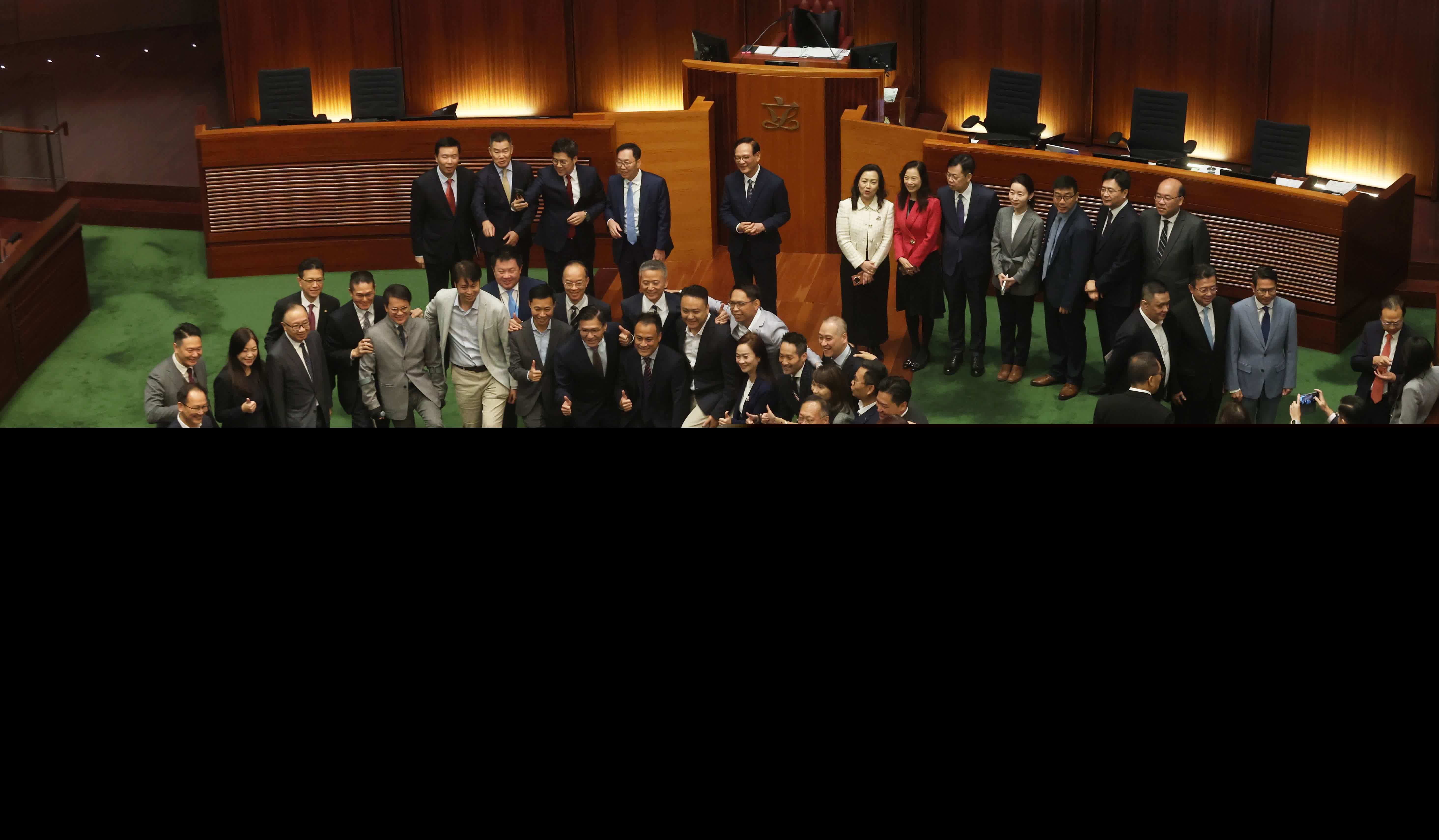 多名議員在議事廳合照（香港文匯報記者郭木又攝）