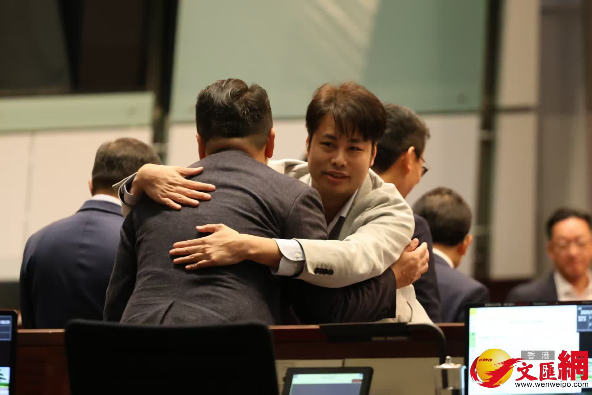 多名議員在議事廳合照（香港文匯報記者黃艾力攝）