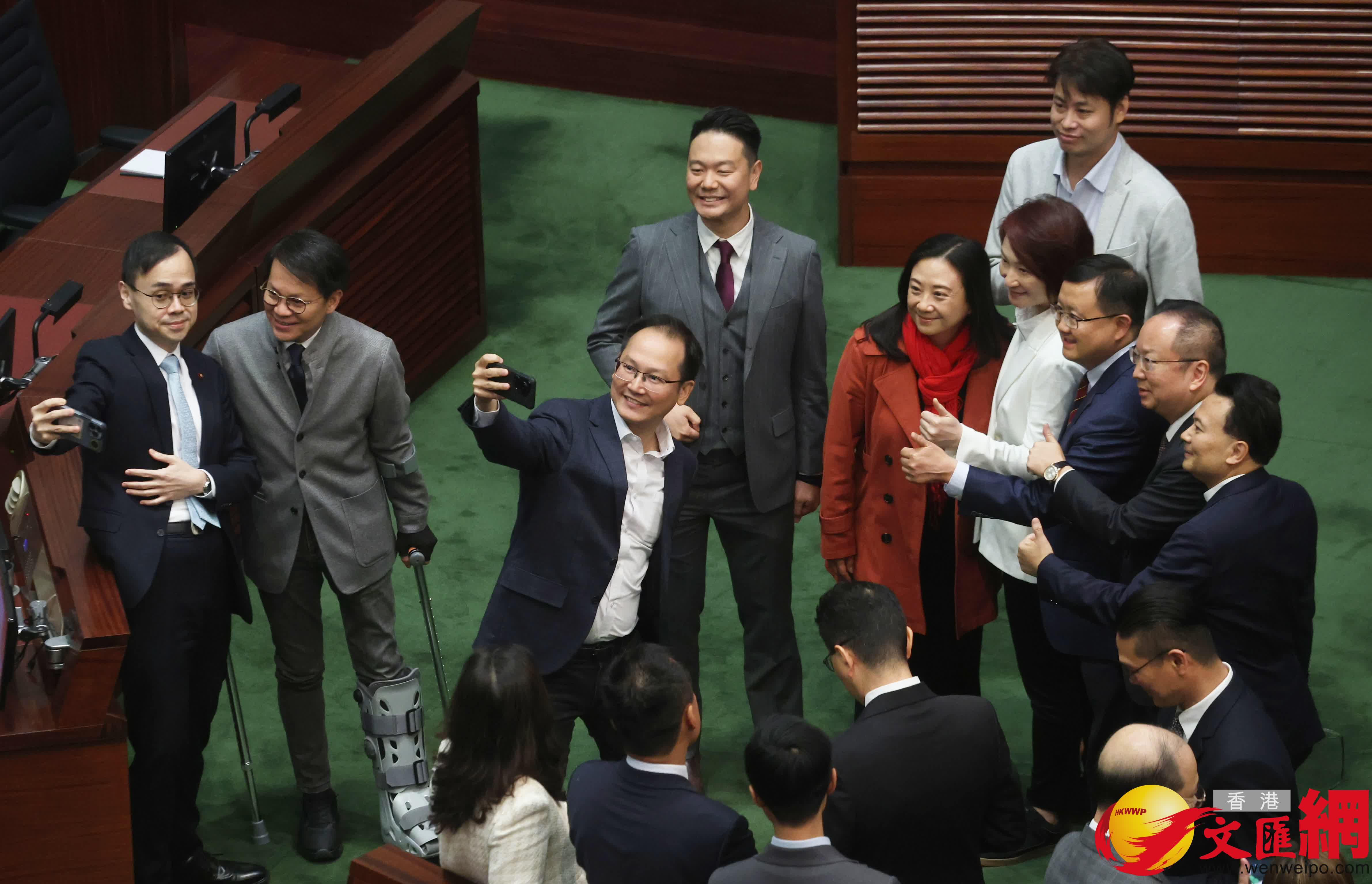 多名議員在議事廳合照（香港文匯報記者郭木又攝）