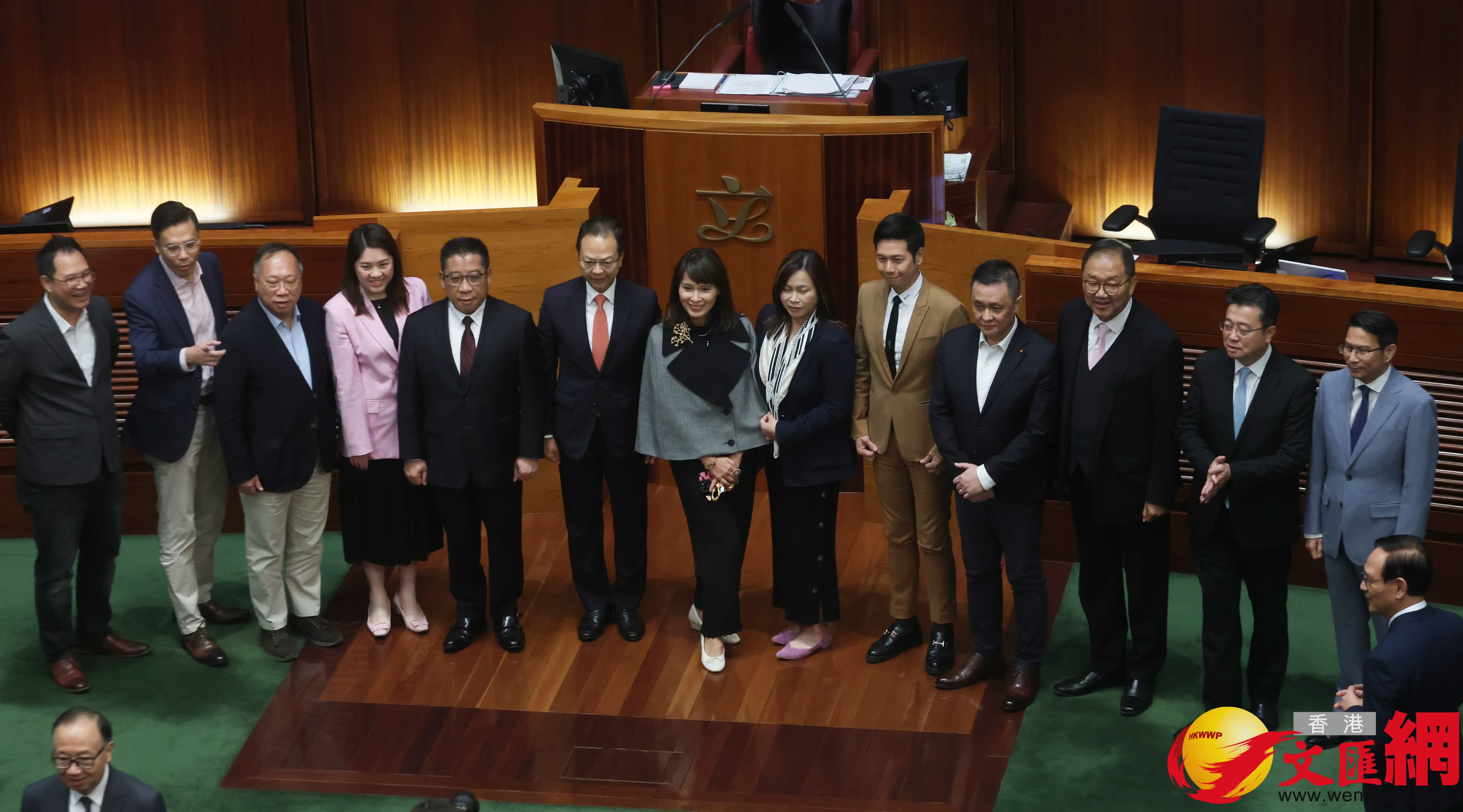 多名議員在議事廳合照（香港文匯報記者郭木又攝）