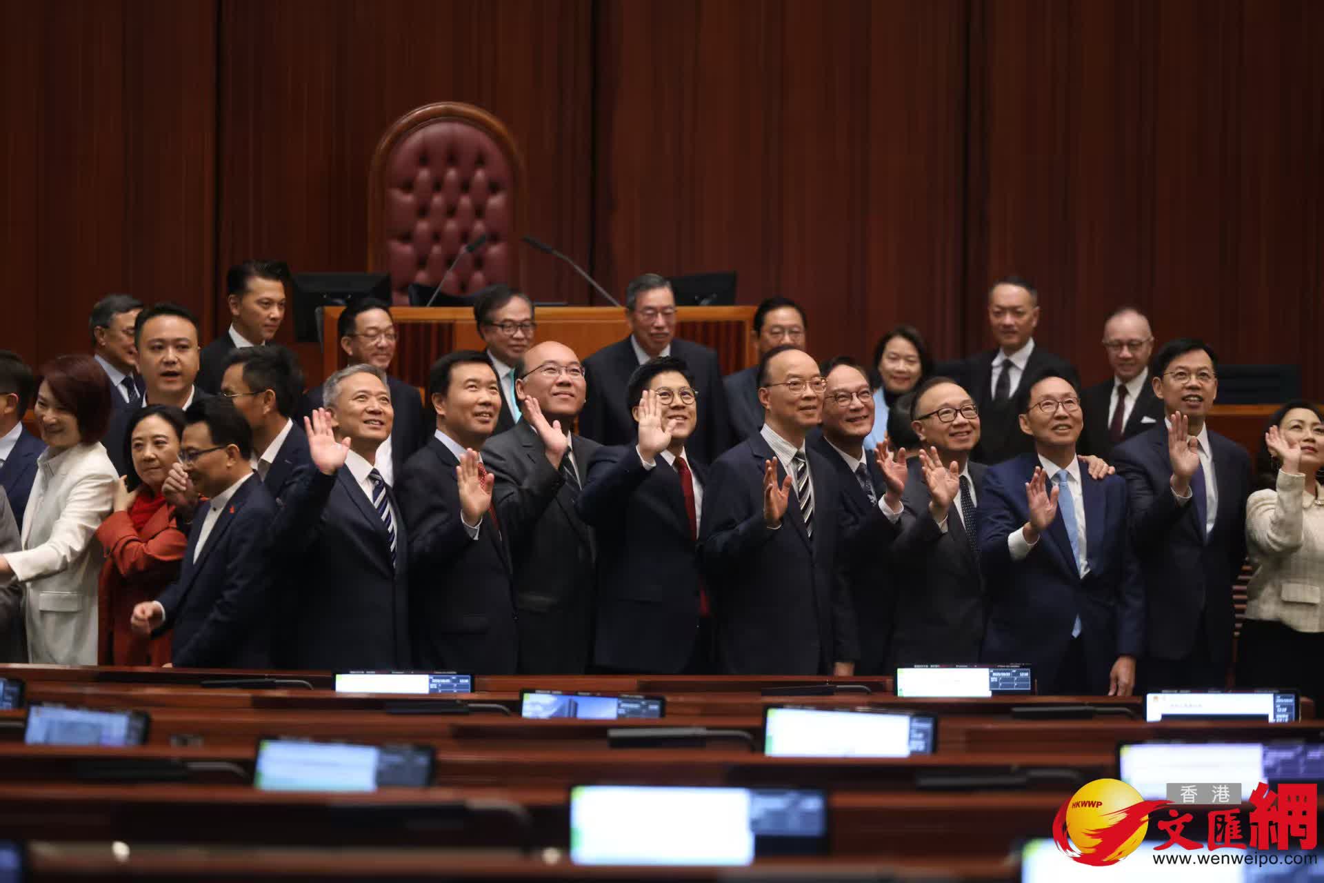 多名議員在議事廳合照（香港文匯報記者黃艾力攝）