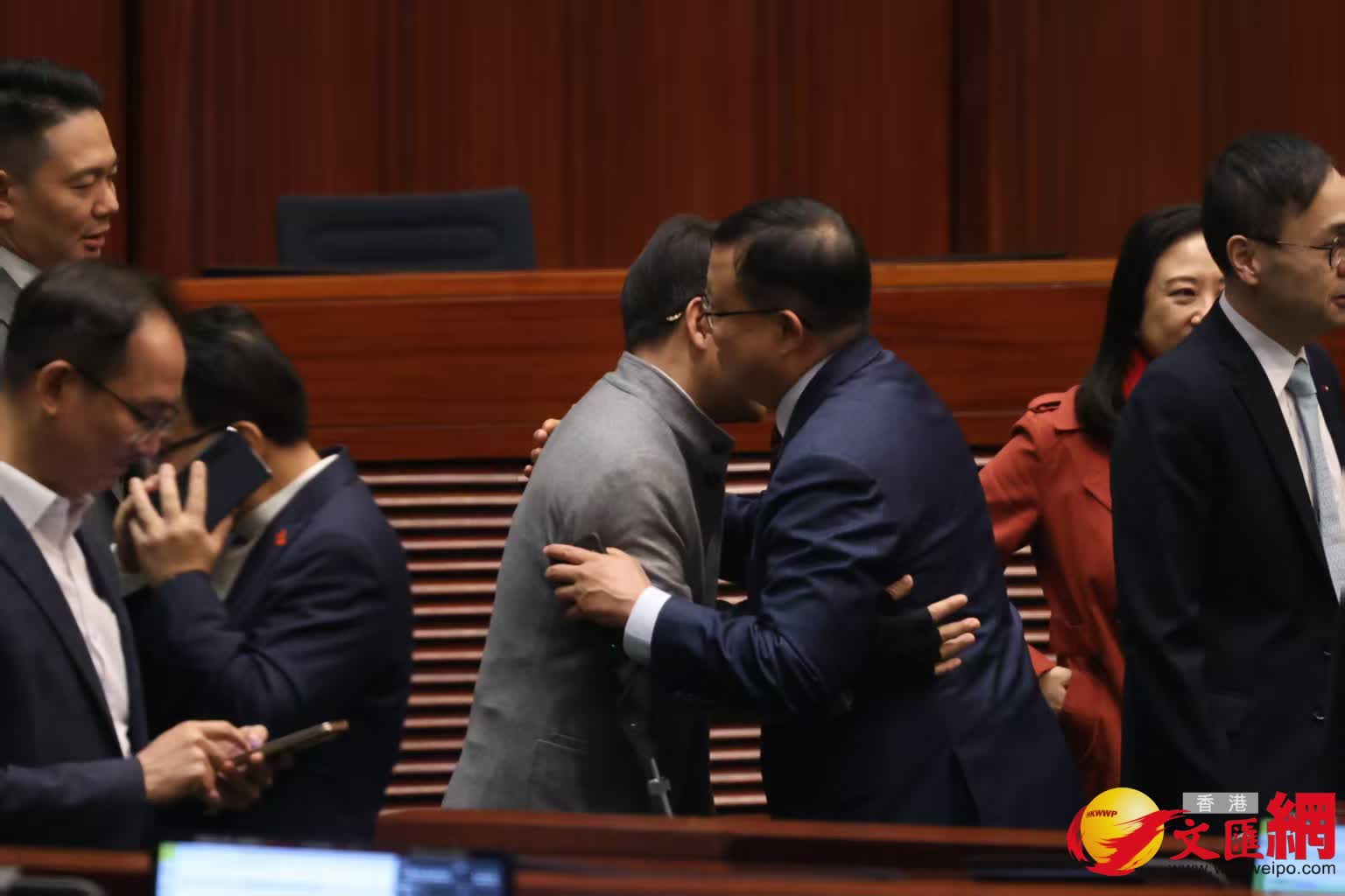 多名議員在議事廳合照（香港文匯報記者黃艾力攝）