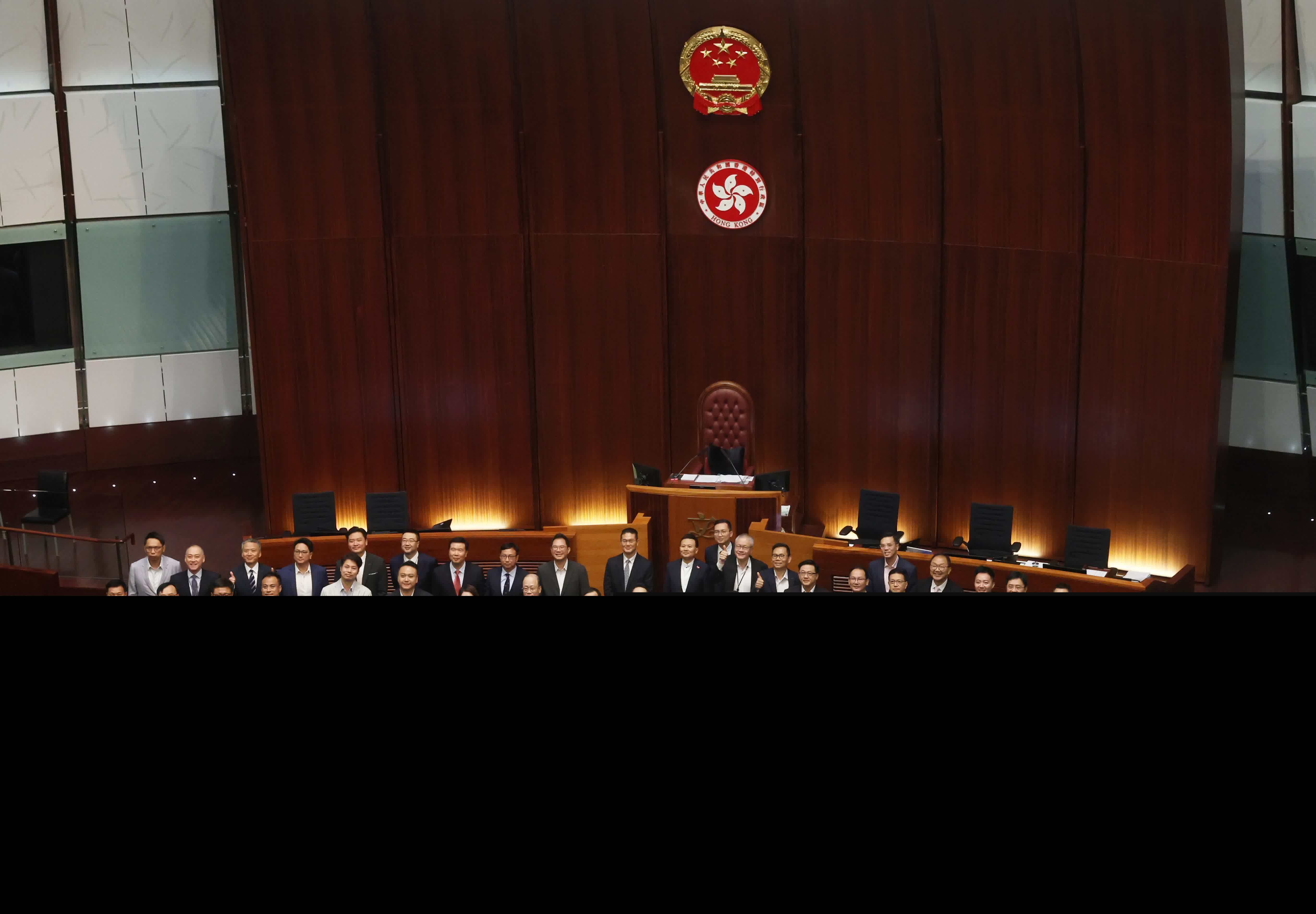 多名議員在議事廳合照（香港文匯報記者郭木又攝）