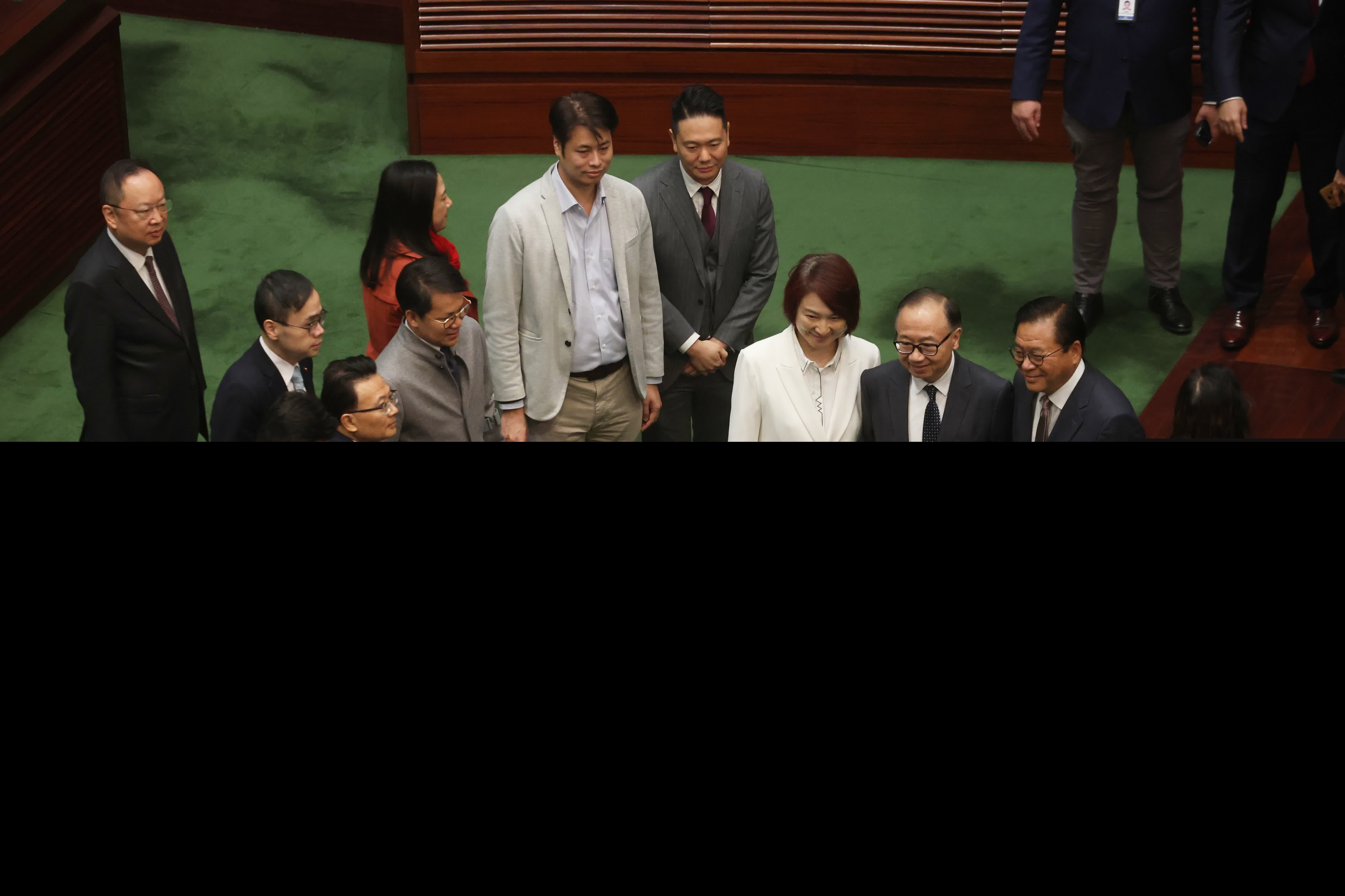 多名議員在議事廳合照（香港文匯報記者郭木又攝）