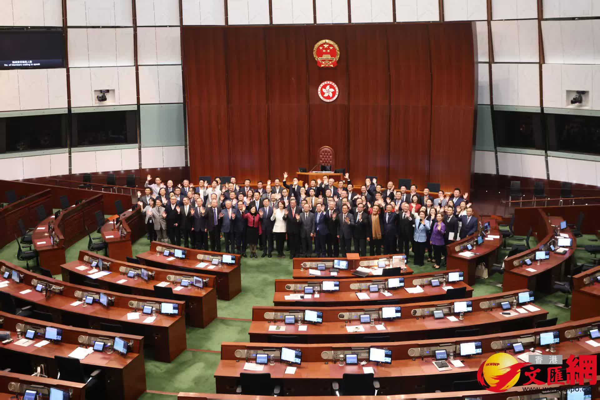 多名議員在議事廳合照（香港文匯報記者黃艾力攝）