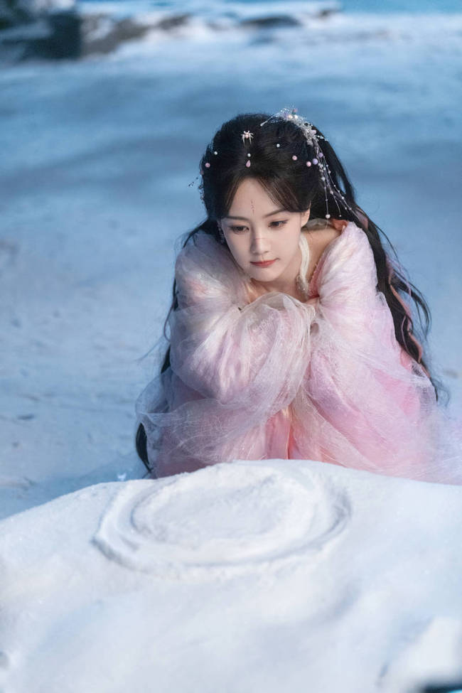 李一桐粉色古装造型清丽脱俗 坐在雪中天真烂漫