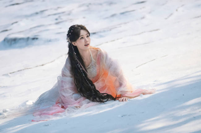 李一桐粉色古装造型清丽脱俗 坐在雪中天真烂漫