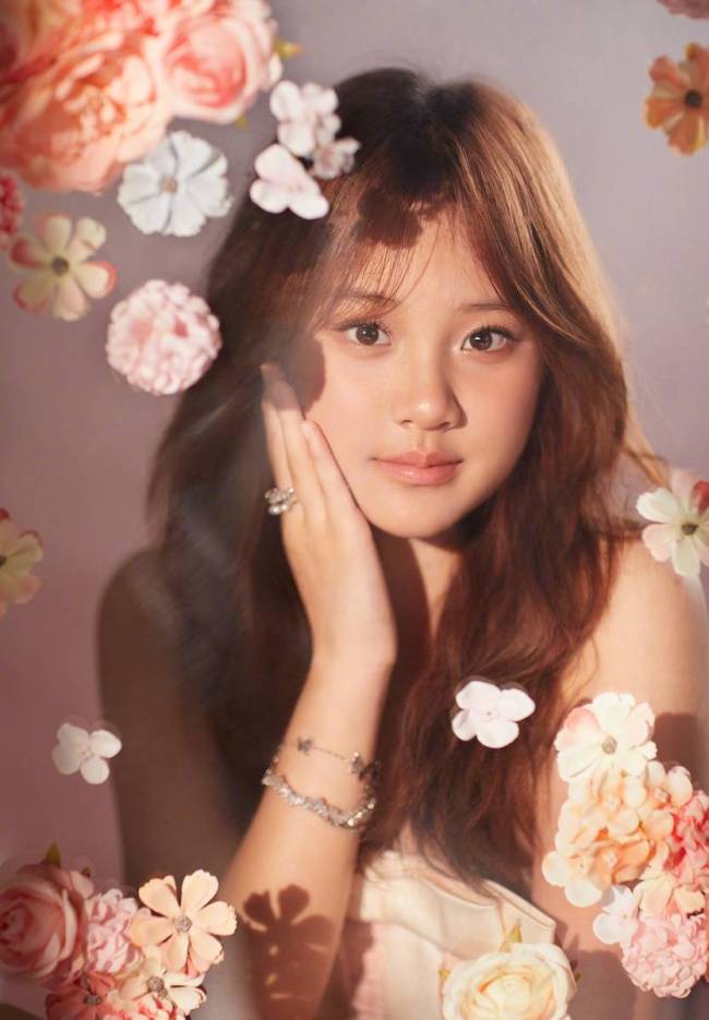 李小璐晒甜馨13岁庆生照 母女穿同款纱裙浪漫温馨